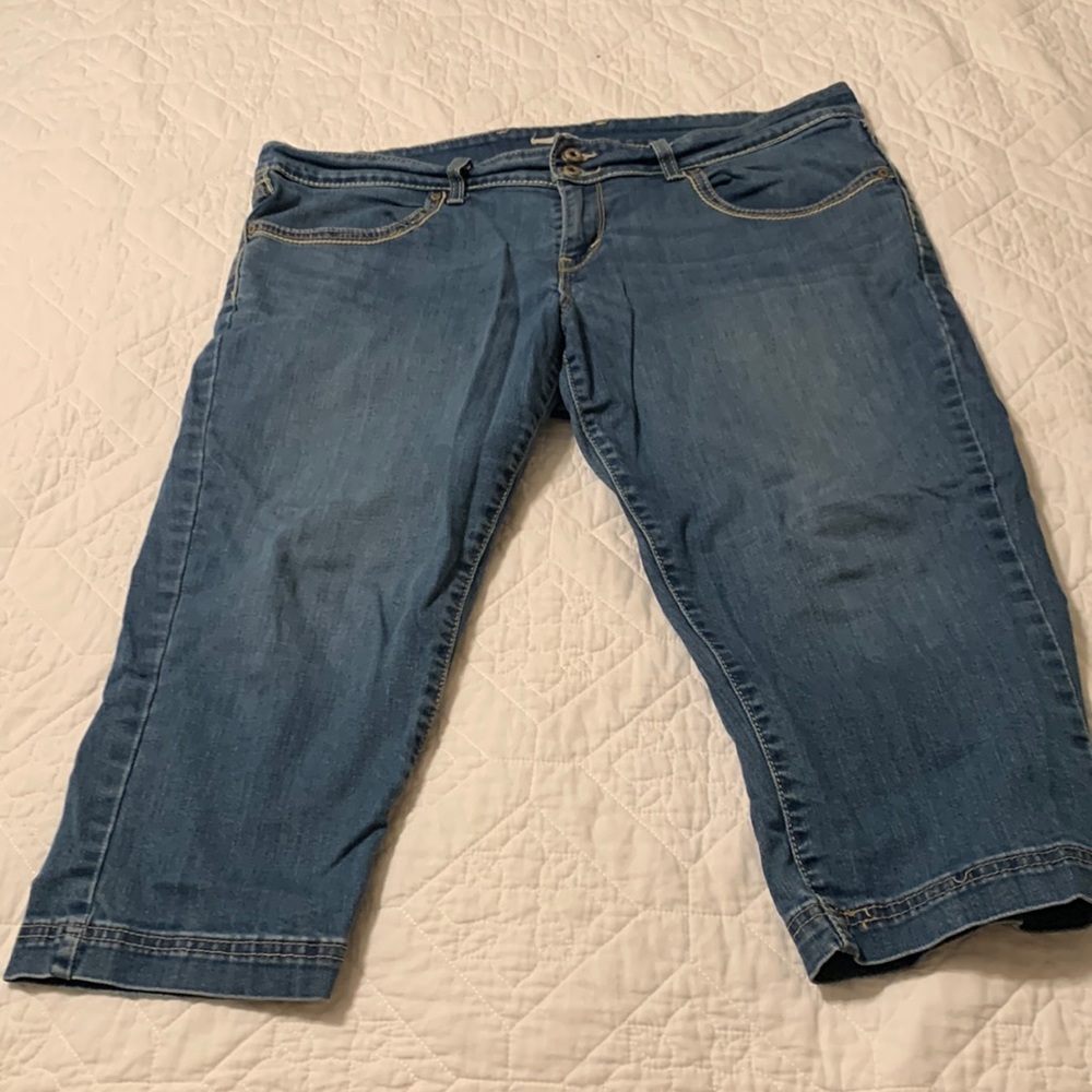 Cute Levi Crops size 18